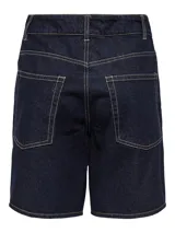 Bermuda de jean azul oscuro, tiro medio, corte recto y cinco bolsillos.