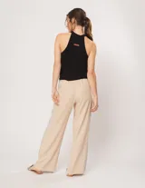 Musculosa negra de tejido de punto con cuello halter.