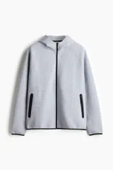 Campera deportiva gris con capucha, cierre frontal y bolsillos laterales con cierre. Confeccionada en tejido funcional DryMove™ que ayuda a absorber el sudor.