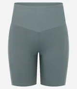 Bermuda deportiva color verde agua, de calce ajustado, con cintura ancha y confeccionada en poliamida.