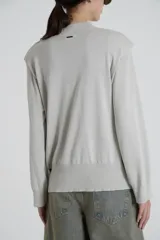 Sweater ancho de punto color gris, con cuello redondo y mangas largas.