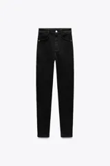 Jeans skinny de tiro alto en denim azul oscuro, con cinco bolsillos y cierre frontal con cremallera y botón metálico.