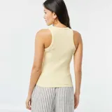 Musculosa amarilla de punto canalé con cuello redondo y sisas amplias.