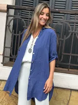 Camisa larga azul de lino con mangas 3/4 y cierre con botones.