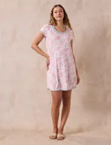 Camisón corto de tejido suave estampado con diseño animal print, marca René Rofé. Tiene escote redondo con aplique de moña y mangas cortas con ribete negro.
