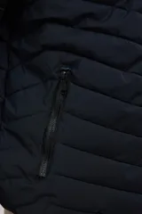 Campera capitoneada liviana color azul marino, con cuello alto y dos bolsillos exteriores con cierre. Interior del cuello a contratono.