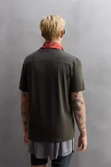 Camiseta deportiva color beige confeccionada en tejido con estructura, ligero y elástico en todas direcciones. Tiene cuello redondo, manga corta, costuras planas y logo estampado en el bajo.