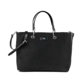 Cartera tipo shopper color negro, confeccionada en símil cuero texturizado. Tiene doble asa de mano, correa bandolera regulable y herrajes plateados. El acceso es con cierre y cuenta con un compartimento principal con un bolsillo interno con cierre y dos bolsillos abiertos. El interior está forrado en tela de algodón y poliéster.