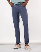 Pantalón de 5 bolsillos color azul marino, confeccionado en tejido de sarga con un 67% de algodón y un 3% de elastano para mayor comodidad.