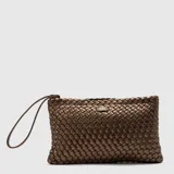 Clutch plateado tejido con asa de mano.
