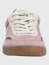 Zapatillas deportivas urbanas de color lila con detalles en blanco y suela marrón.