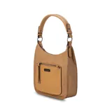 Bandolera negra de cuero sintético con asa de hombro y correa regulable. Cuenta con un bolsillo frontal con cierre y un bolsillo dorsal con cierre.