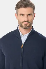 Campera tejida de algodón color azul con cierre frontal y cuello alto.