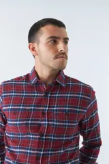 Camisa de viyela roja y azul marino a cuadros, corte slim, con logo bordado, bolsillos con botón y manga larga.