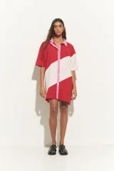 Túnica corta de algodón con diseño bicolor en rojo y blanco con franja diagonal y cuello camisero rosa.