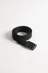 Cinto negro de tela con hebilla metálica rectangular del mismo color.