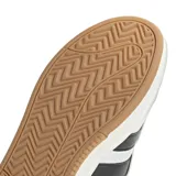 Championes Adidas Grand Court Alpha blancos con las tres tiras laterales en negro. Confeccionados en cuero sintético con forro interior suave, entresuela Cloudfoam y suela de goma.