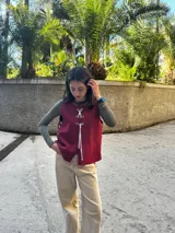 Chaleco dorado sin mangas con cuello redondo y corte holgado.