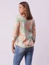 Remera de algodón estampado con flores, de la marca Ruby Rd. Tiene mangas 3/4 y escote cuadrado.