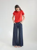 Remera color crudo de algodón, con bolsillo en el pecho y bordes con costuras a la vista.