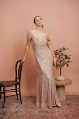 Vestido largo de fiesta con lentejuelas color rose, escote cruzado y corte sirena.