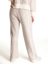Pantalón de jogging tejido en tonos beige y crema, con cintura elástica con cordón ajustable y corte recto.
