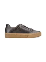 Sneaker de cuero vacuno con estampado de camuflaje y suela marrón.