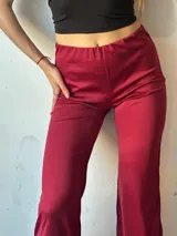 Pantalón acampanado color borgoña con tajo en el ruedo y cintura alta.