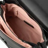 Cartera negra de símil cuero con diseño acolchado y costuras a tono. Tiene acceso con solapa, correa regulable y asa fija, herrajes plateados, un compartimento principal, un bolsillo interno con cierre y un bolsillo externo abierto. El interior está forrado en tela de algodón y poliéster.