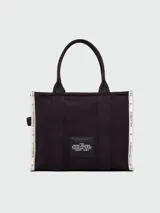 Bolso tote grande Marc Jacobs color beige con estampado del logo de la marca en negro. Tiene doble asa de mano y laterales con inscripción de la marca.