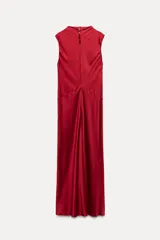 Vestido midi rojo de satén con cuello alto y sisas amplias. Cierre en la espalda con abertura y botones.