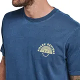 Remera de manga corta color azul, con diseño gráfico en el pecho.