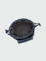 Bolso bandolera verde oscuro de cuero con correa ancha ajustable y cierre con solapa y cordón ajustable.