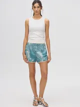 Short holgado celeste con estampado tie-dye, pretina elástica y ribete blanco.