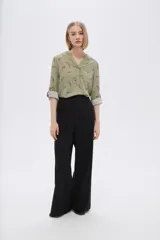 Pantalón negro de corte ancho y tiro alto, confeccionado en viscosa.