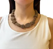 Collar corto con cuentas de hilo color marrón y dorado de diferentes formas. Largo 46cm.