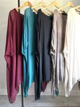 Vestido o blusón maxi de seda italiana color borgoña, con mangas amplias y forro de modal elastizado. Presenta un corte fluido y escote redondo.