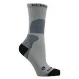 Calcetín técnico unisex color celeste con detalles en azul marino y negro. Confeccionado con tecnología CoolMax® EcoMade para una gestión de la humedad sostenible y soporte de arco para combatir la fatiga.