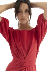 Vestido corto rojo de lino, con escote redondo, mangas globo y lazo ajustable en la cintura.