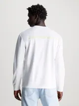 Remera blanca de manga larga Calvin Klein, corte regular fit, cuello redondo y logo estampado en el pecho.