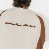 Remera color blanco con mangas cortas y cuello redondo, con apliques marrones en cuello y mangas, y logo bordado en el frente.