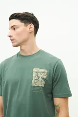 Remera verde militar de manga corta con cuello redondo y estampado en relieve en el pecho.