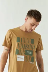 Remera color ocre de manga corta con cuello redondo y estampado frontal con texto en verde y blanco.