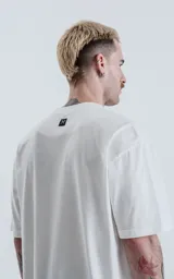 Remerón blanco de algodón premium, corte extra oversize, hombros caídos y cuello redondo de rib al tono.
