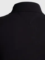 Chomba negra de piqué de algodón elástico, corte regular, cuello clásico y logo de Tommy Hilfiger bordado en el pecho.