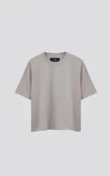 Remera de manga corta, cuello redondo, calce boxy fit, color gris claro.
