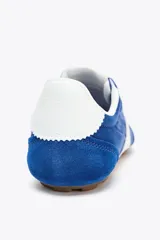 Zapatillas deportivas de estilo running, color azul con detalles en blanco y suela marrón.