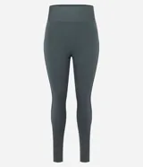 Conjunto deportivo femenino compuesto por un top deportivo de tirantes anchos y un legging de cintura alta. El conjunto es de color verde oscuro o verde oliva, con un acabado liso y ajustado al cuerpo. El legging presenta un detalle de costura o sesgo aplicado sobrepuesto en los laterales.