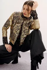 Saco corto dorado con lentejuelas y bordados con motivos geométricos y corazones.