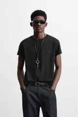 Camiseta azul oscuro de corte slim fit con mangas cortas y cuello redondo.